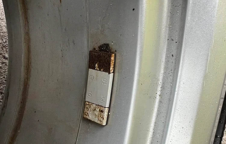 Rusty wheel balance weights (2).jpg